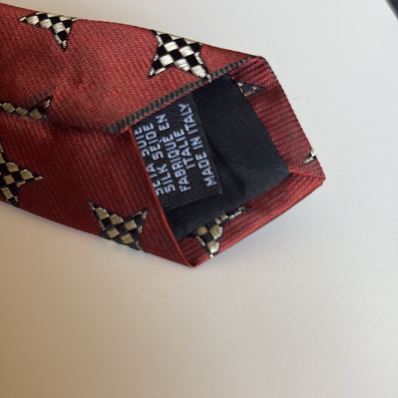 Hugo Boss Red Silk Tie with Houndstooth Design - Picture 10 of 10